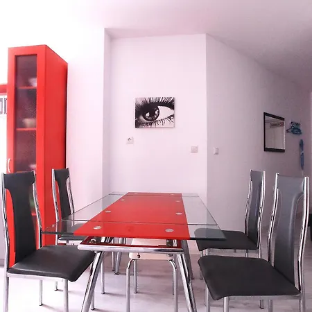 Red Fashion With Free Parking&pool Μπαλτσίκ