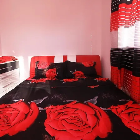 Red Fashion With Free Parking&pool