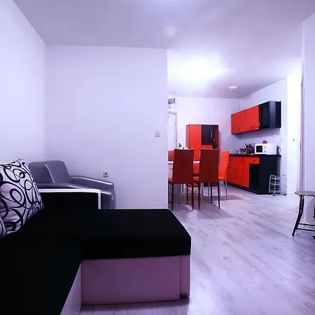 Red Fashion With Free Parking&pool