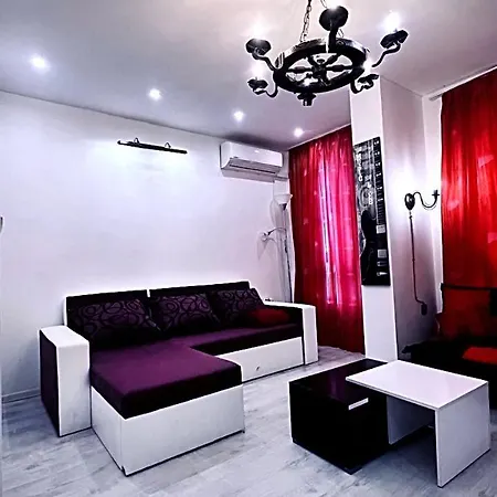 Red Fashion With Free Parking&pool
