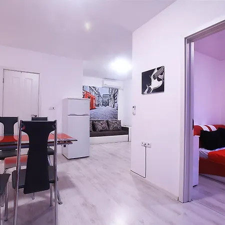 Red Fashion With Free Parking&pool Apartament *
