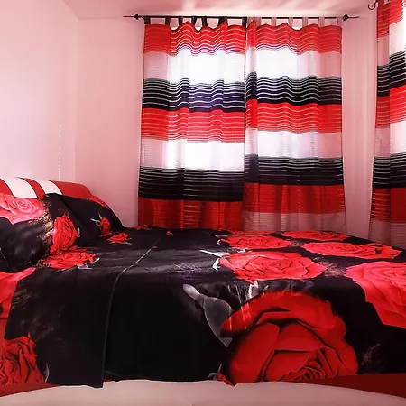 Red Fashion With Free Parking&pool Apartament *