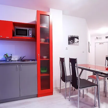 Red Fashion With Free Parking&pool Apartament *