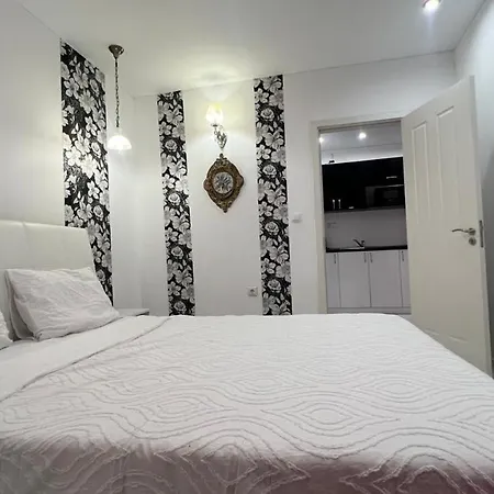 Red Fashion With Free Parking&pool Apartament