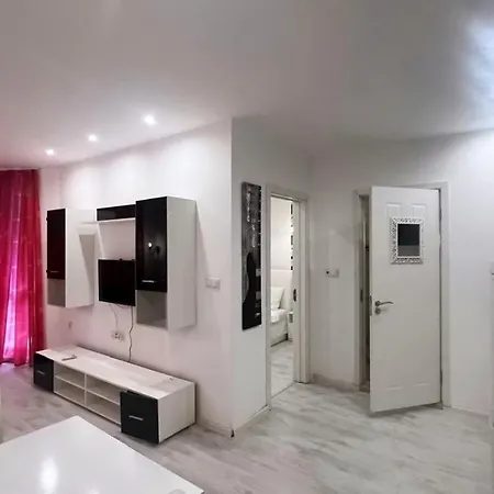 Apartament Red Fashion With Free Parking&pool Bałczik